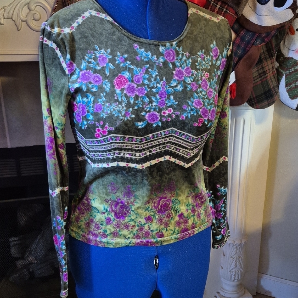 SML Spirt Made In USA. Size Med.beautiful velvet rose Pattern top.(#1801)vintage
